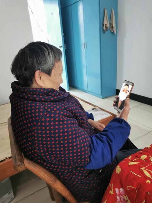 女儿教老人使用智能手机视频通话