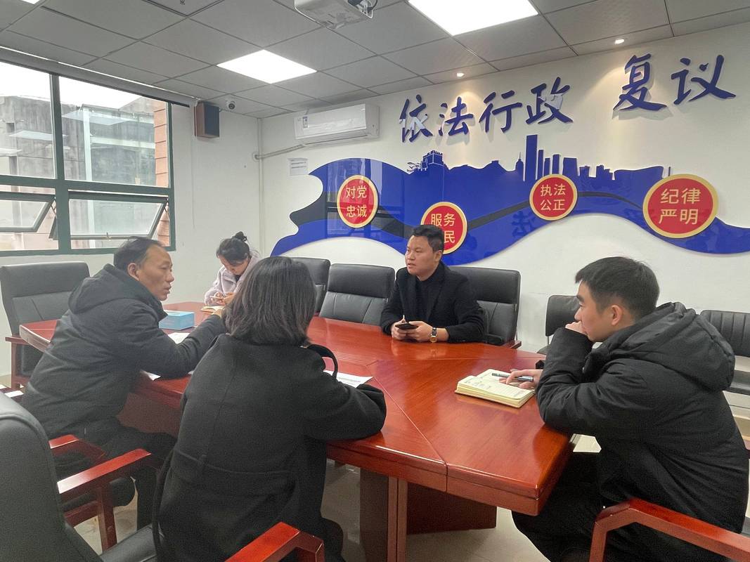 市民提交行政复议申请材料场景