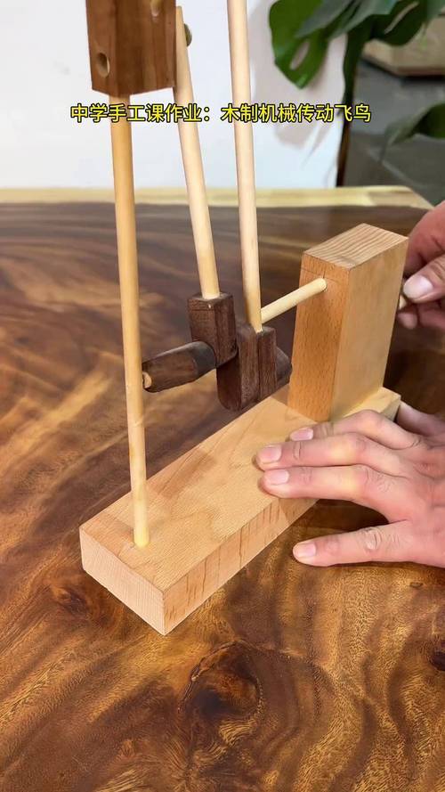 青春期孩子在书房专注制作木质机械模型