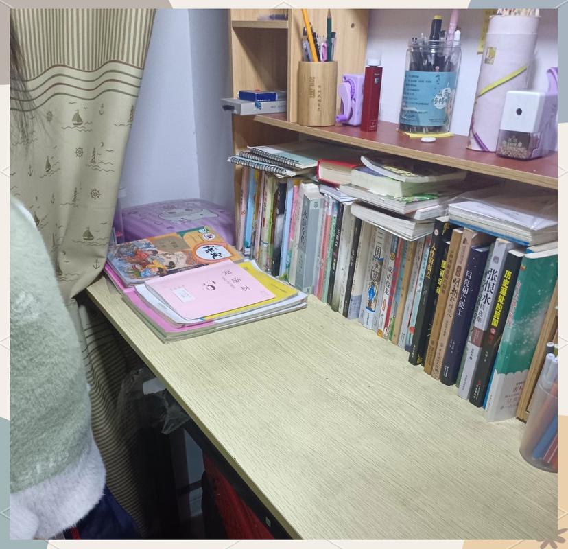 小学生自己整理写作业书桌场景