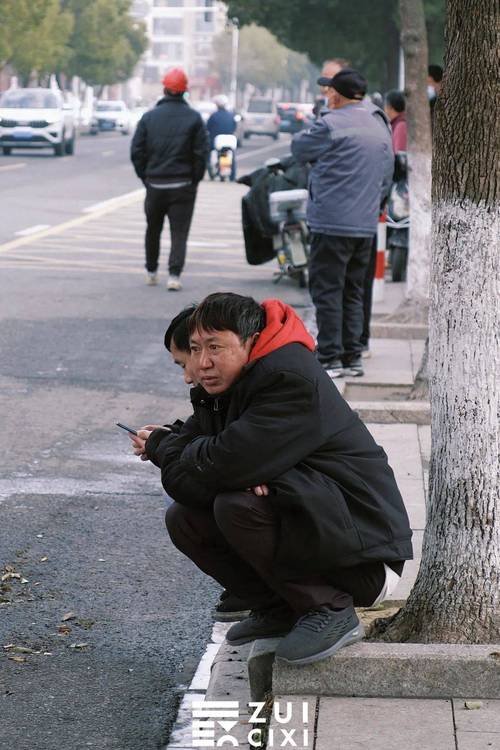 路边蹲着想家打电话的加班族