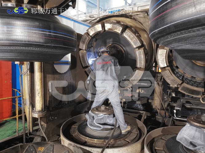 工业车间干冰清洗注塑模具作业图