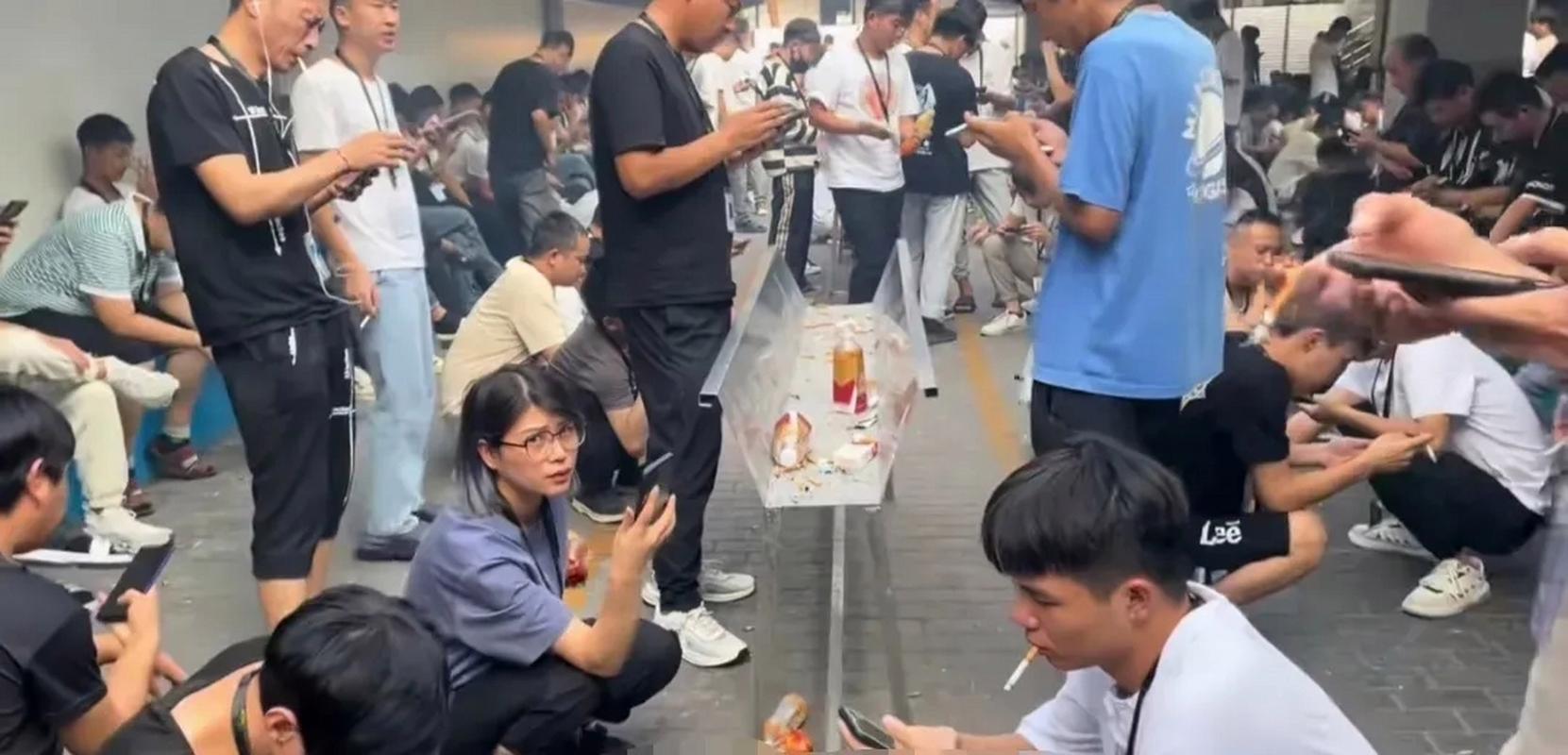 工厂车间工人休息抽烟隐秘角落
