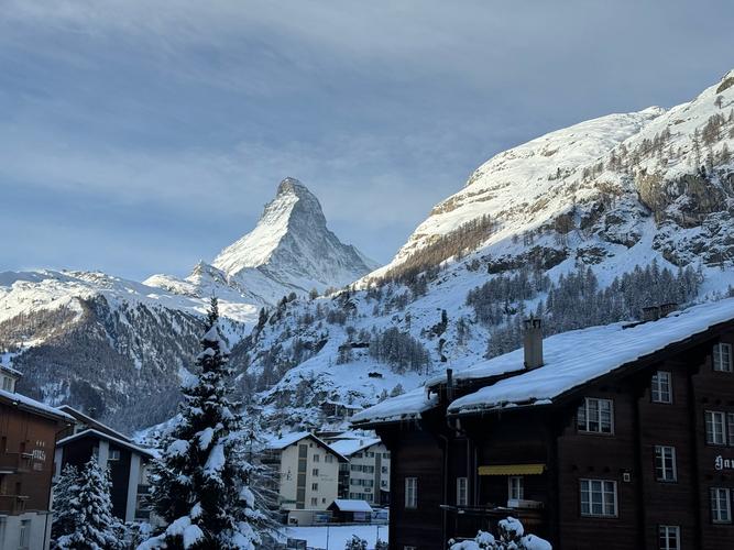 瑞士策马特马特洪峰滑雪场远景