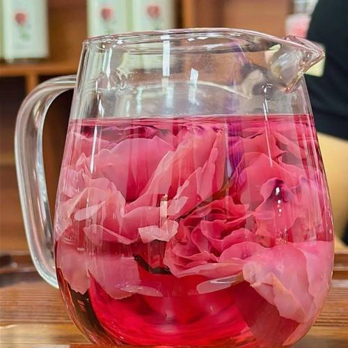 玻璃壶冲泡淡粉色玫瑰花茶实景