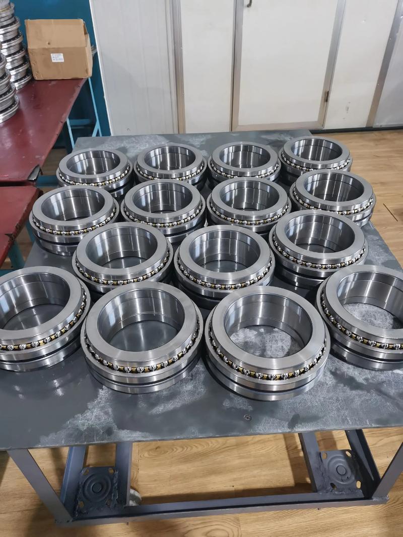 多种型号的大型工业轴承实物展示