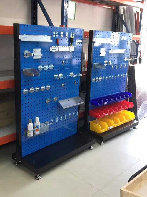 机械加工车间机床旁工具挂架实拍