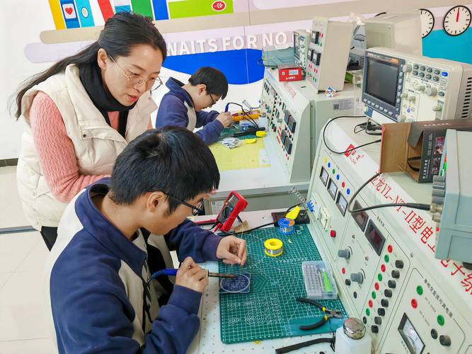 普职融通班学生在实训车间操作专业设备的课堂实拍