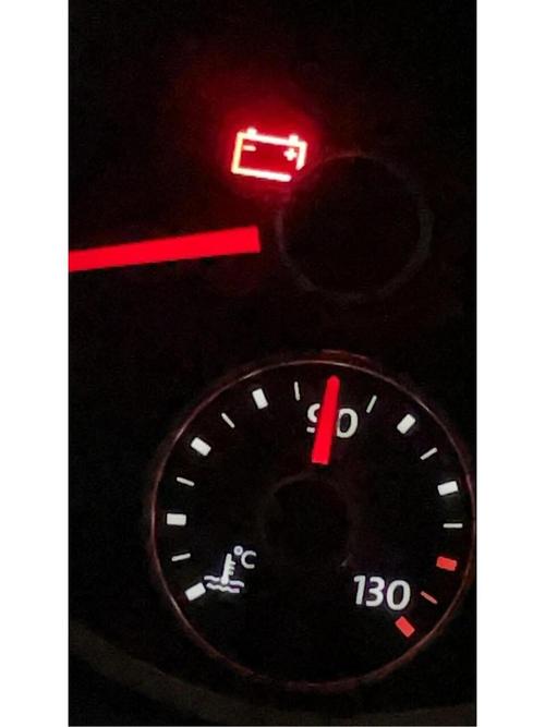 汽车发电机故障仪表盘电瓶灯点亮实拍