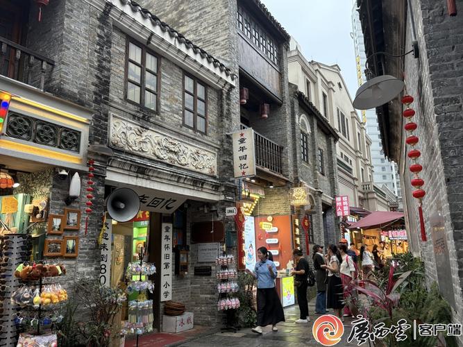 骑楼老商铺门头上挂的营业执照和房本复印件实拍