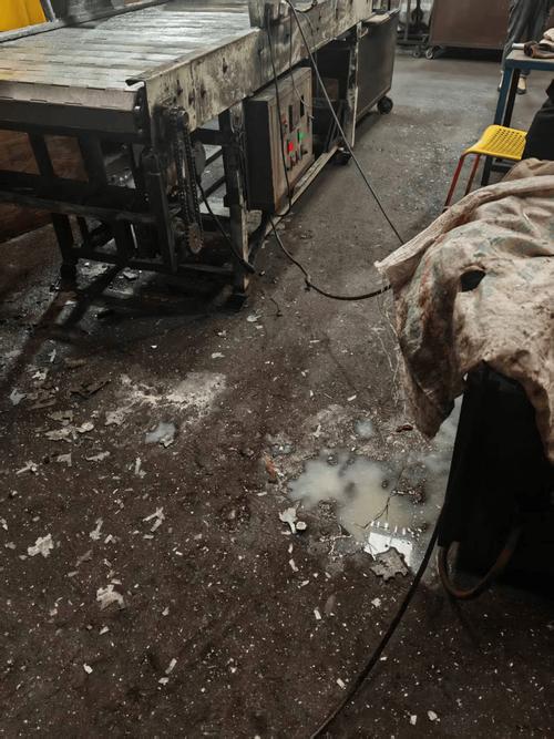 制造车间油污满地不合格生产线现场