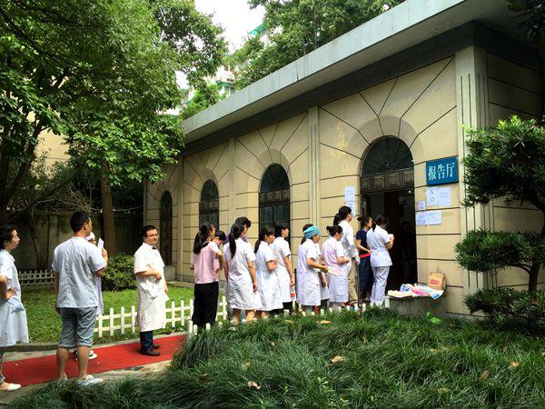 执业医师考试考生在基地排队入场