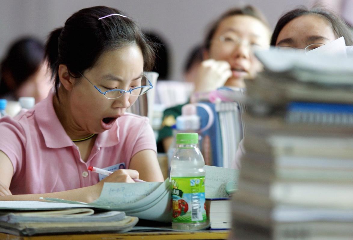 高中学生书桌前对着模考试卷皱眉的真实场景