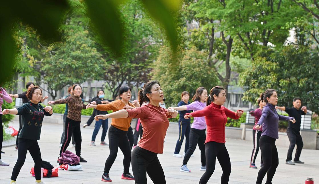 中老年舞蹈爱好者户外广场舞活动剪影