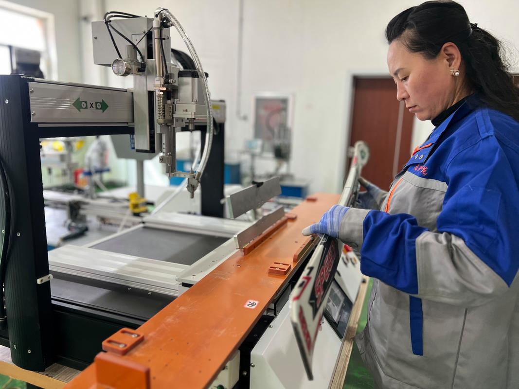 精密轴承工厂工人使用数字化量具检测产品场景