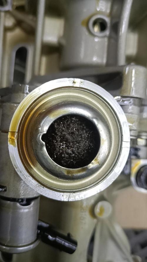 汽车发动机舱胶粘剂高温油污老化失效案例