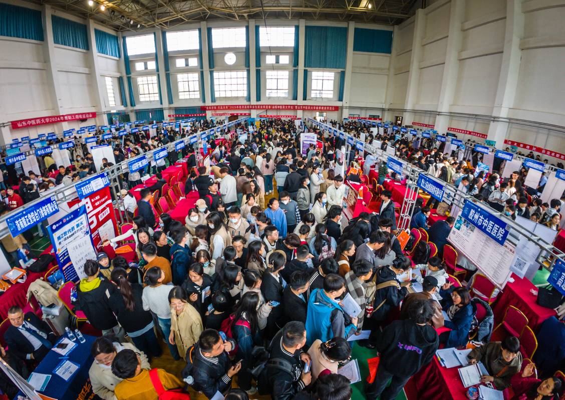 大学生春招校园双选会求职现场照
