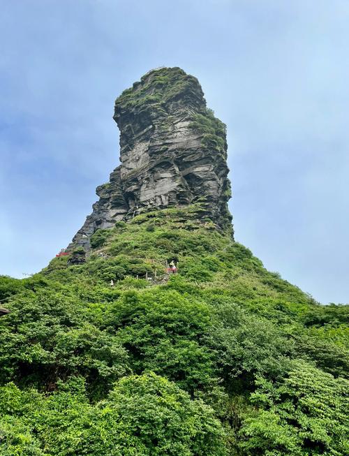 梵净山红云金顶粘在一起的生锈同心锁