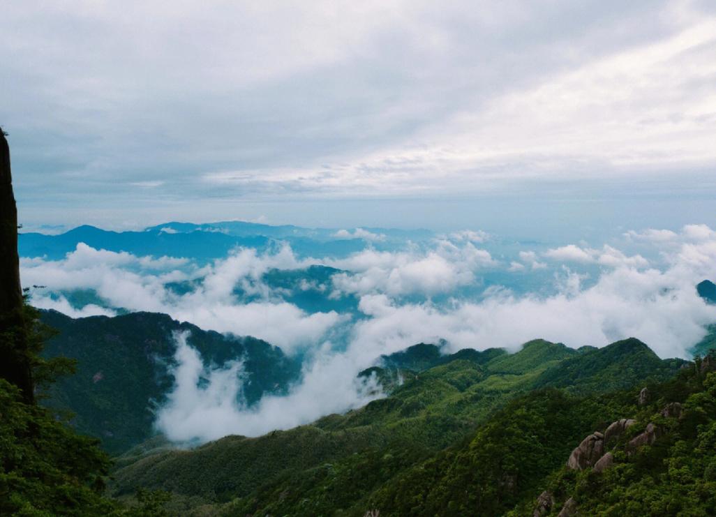 湖北南漳九华山夏季山林云海观景台