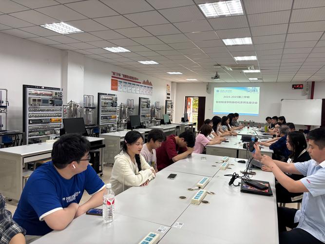 企业生产线与高校实验室技术对接讨论会场景