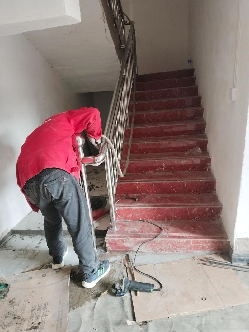 楼梯扶手安装过程现场施工图