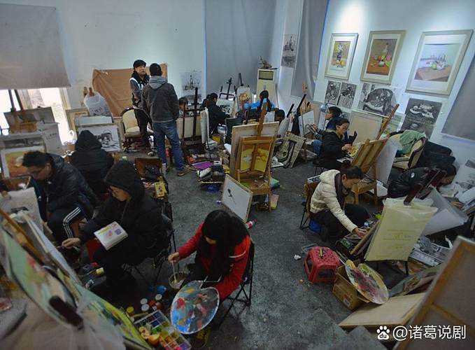 画室学生贴错画对比笔记场景