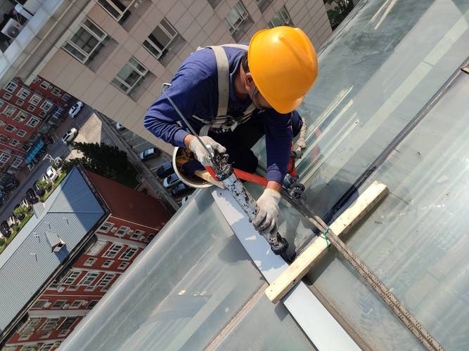 中空玻璃工厂密封打胶施工场景