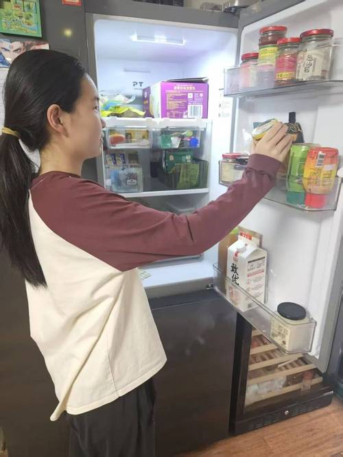 冰箱上贴着家务分工表的特写照片