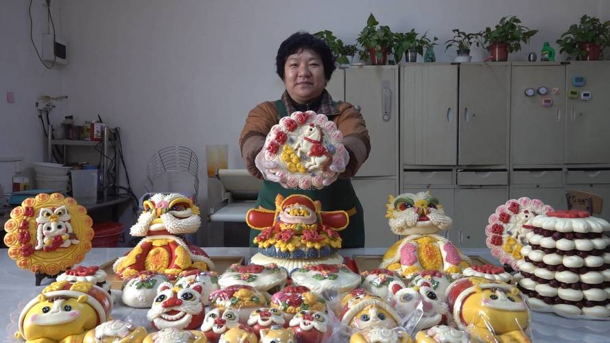 湖北南漳非遗艺人手工捏制花馍现场
