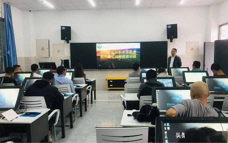 学校机房中学生在使用陈旧电脑运行虚拟仿真实验软件