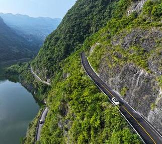 南漳鱼泉河大峡谷入口盘山公路