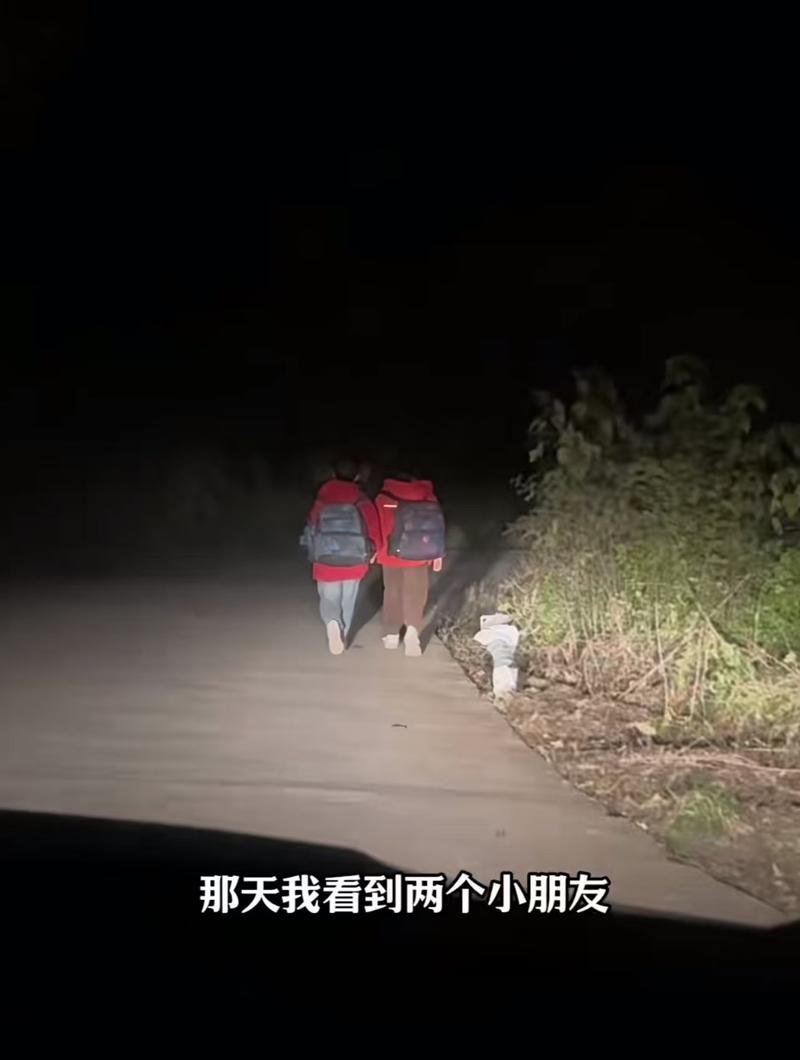 工业家属区傍晚孩子结伴放学图
