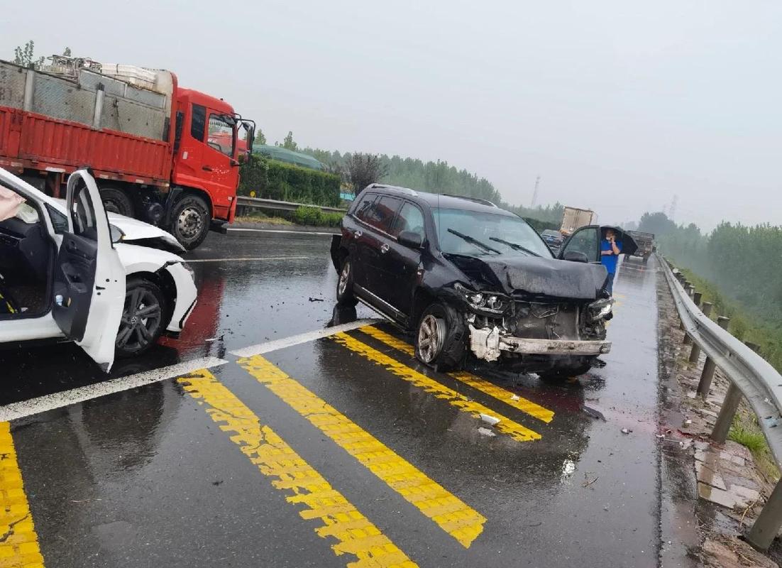 雨天高速紧急避险撞车场景示意图