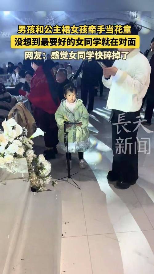 新娘试穿夸张蓬蓬公主裙婚纱被卡在门框搞笑场景