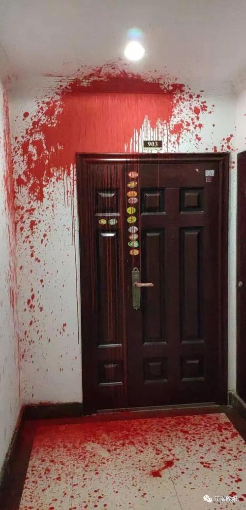 小区住户家门被涂污红油漆现场图