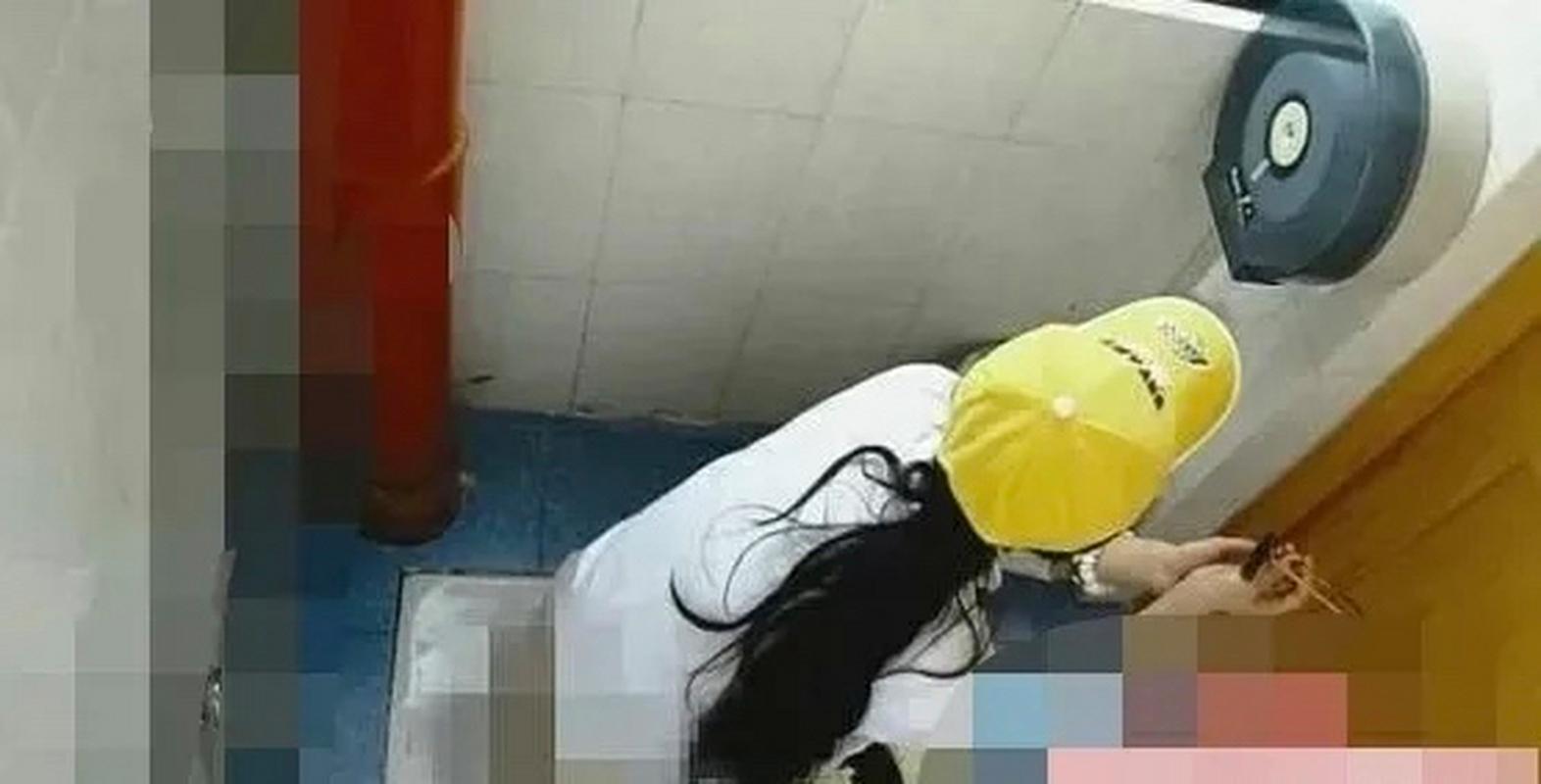 女孩在学校卫生间面对月经初潮的紧张表情