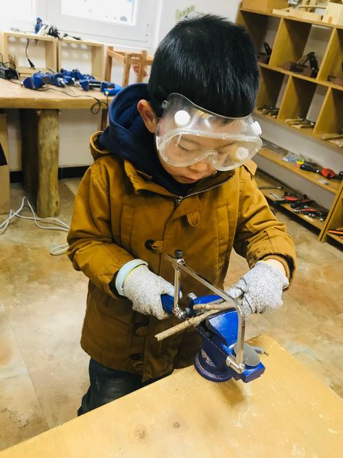 小女孩在工业车间角落打磨小金属零件