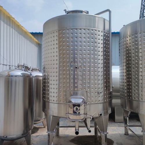 成品待出货的不锈钢生物发酵罐实拍