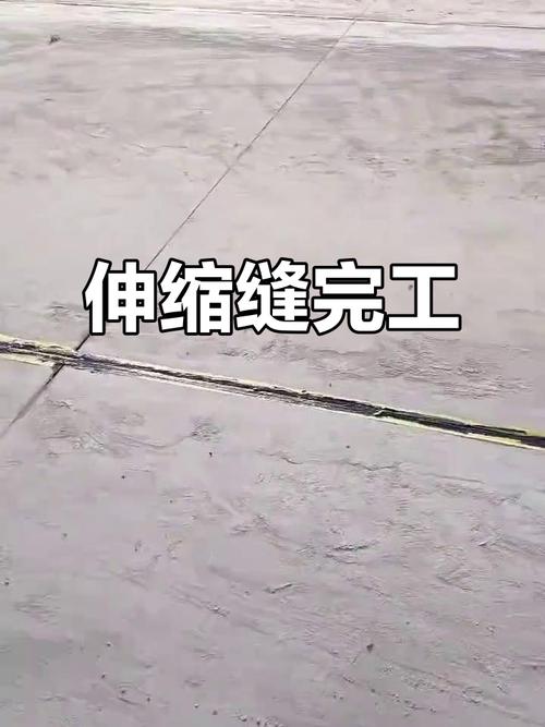 复合地板铺设伸缩缝预留现场图