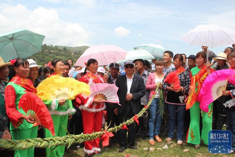 甘肃康乐莲花山花儿会歌手拦路对歌场景