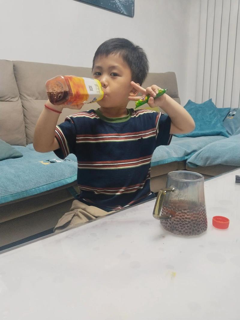 小男孩偷喝饮料被家长发现的场景