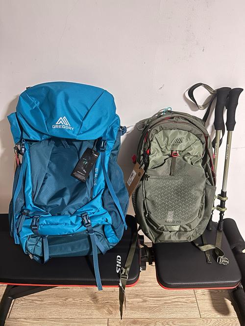 登山背包肩带快取口袋放置葡萄糖和巧克力的实拍