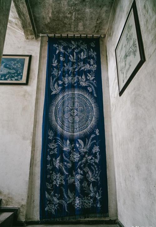 贵州丹寨蜡染艺人铜刀画蜡庭院场景