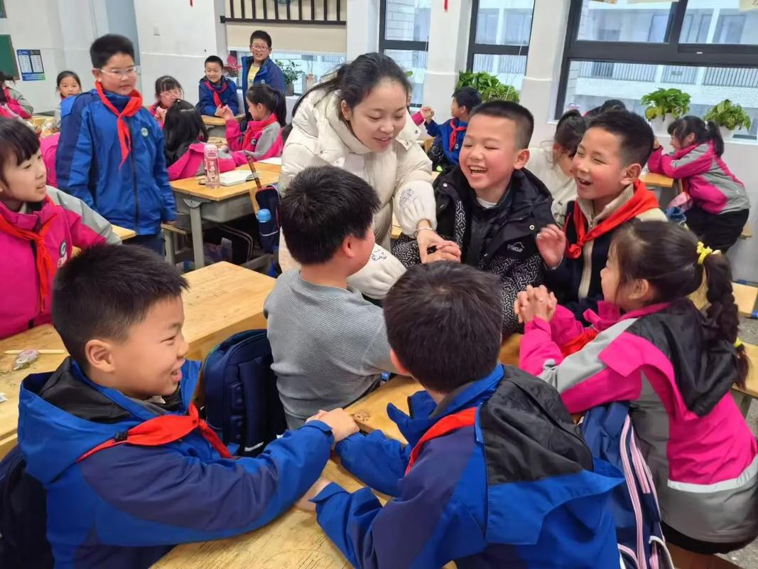 教师与学生互动温馨教室校园阳光
