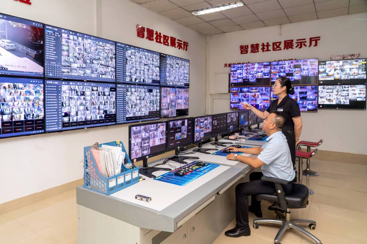 小区物业监控室调取电梯监控场景