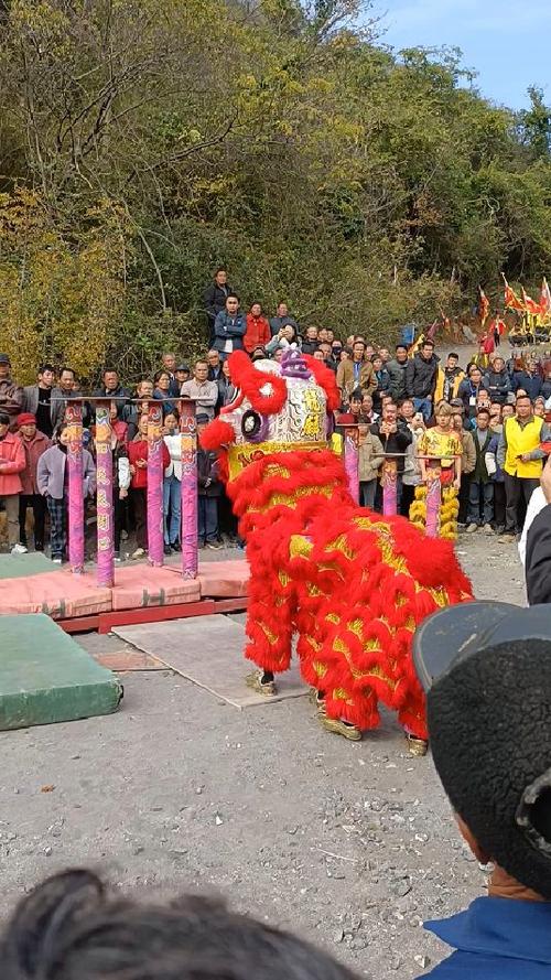 湖北南漳东巩春节乡村打狮子表演