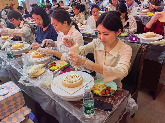 社区烘焙门店员工日常带教场景实拍