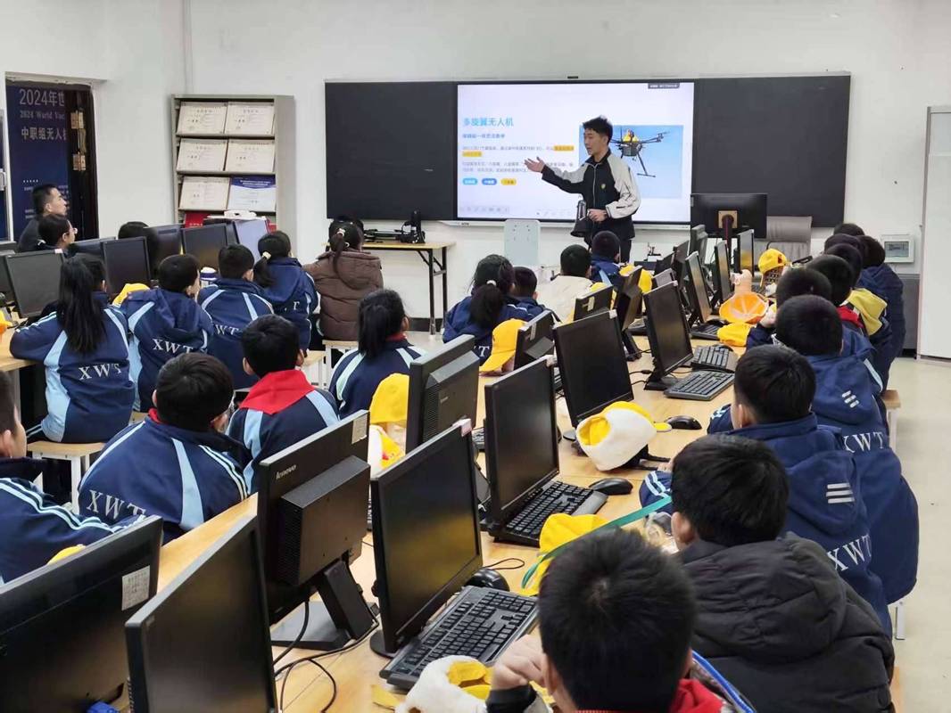 青少年参加工业机器人编程劳动教育课程