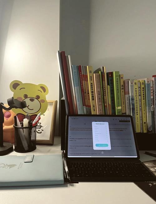 家长在家远程办公陪孩子考研的书桌场景
