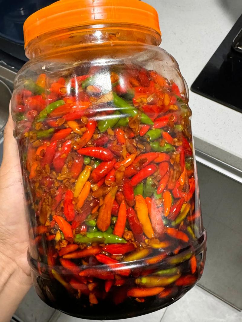 海口菜市场阿婆卖辣椒酱